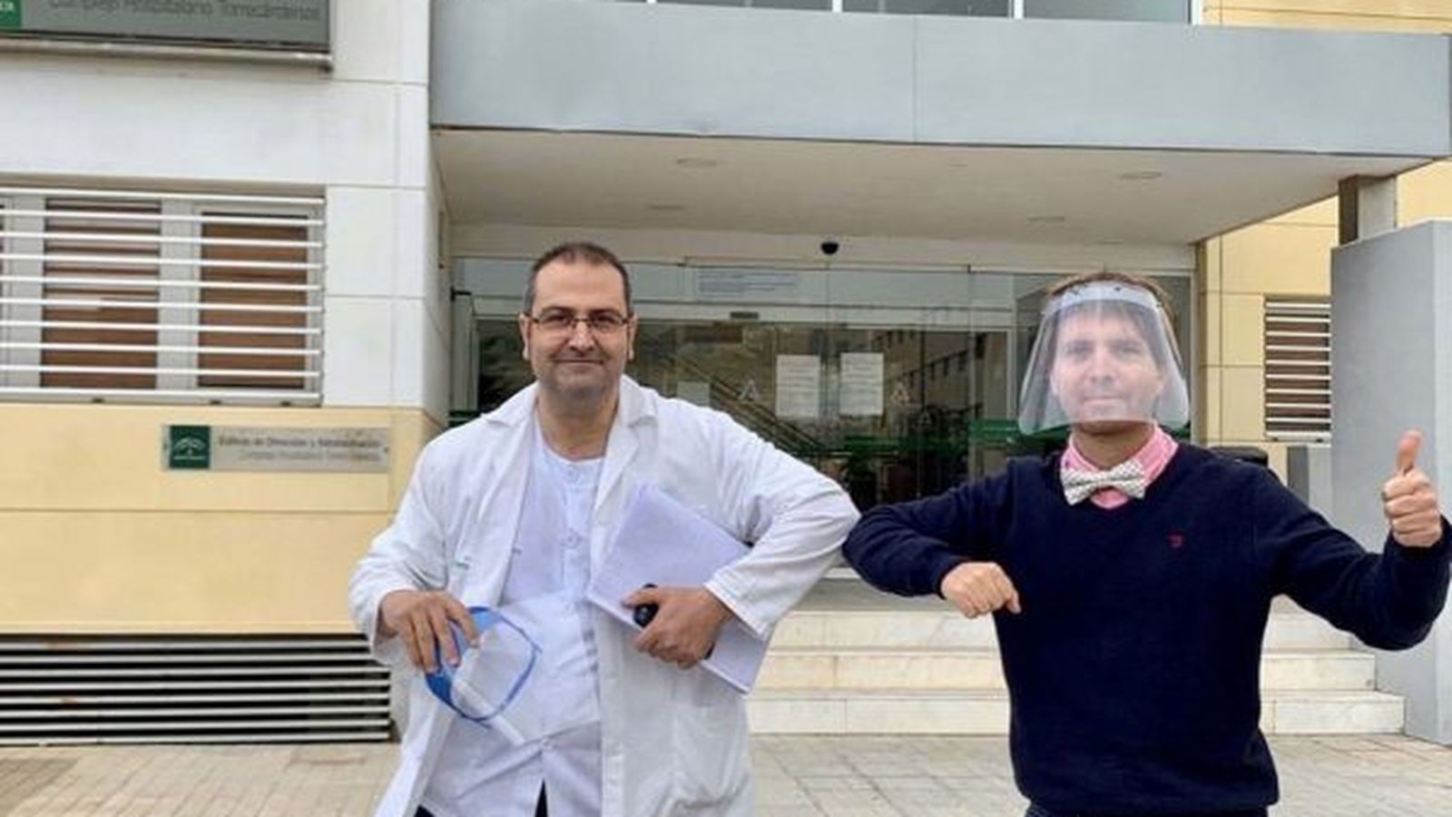 Entrega de las viseras ya construidas en el Hospital Universitario Torrecárdenas, hoy lunes 23 de marzo