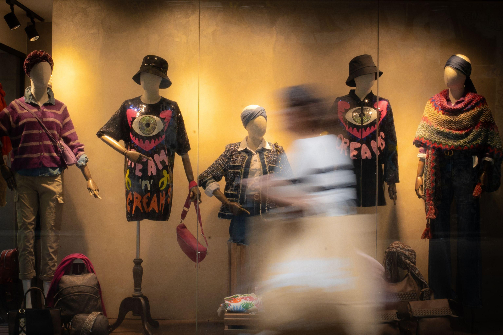 Varios maniquís en el escaparate de una tienda. Varios maniquís en el escaparate de una tienda.