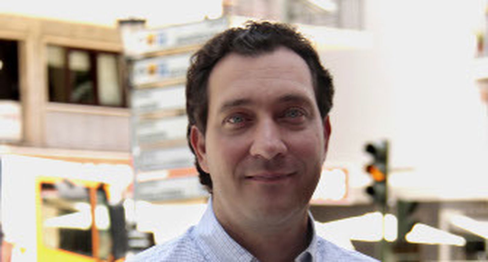 Luis Val, en el centro de Sevilla. / Rocío Nieto