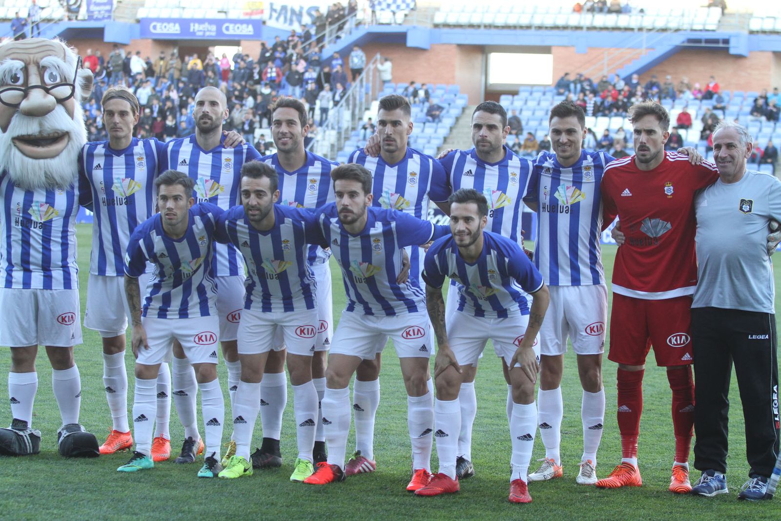 Los jugadores del Recreativo posan antes del inicio del encuentro de ayer ante el Jumilla.