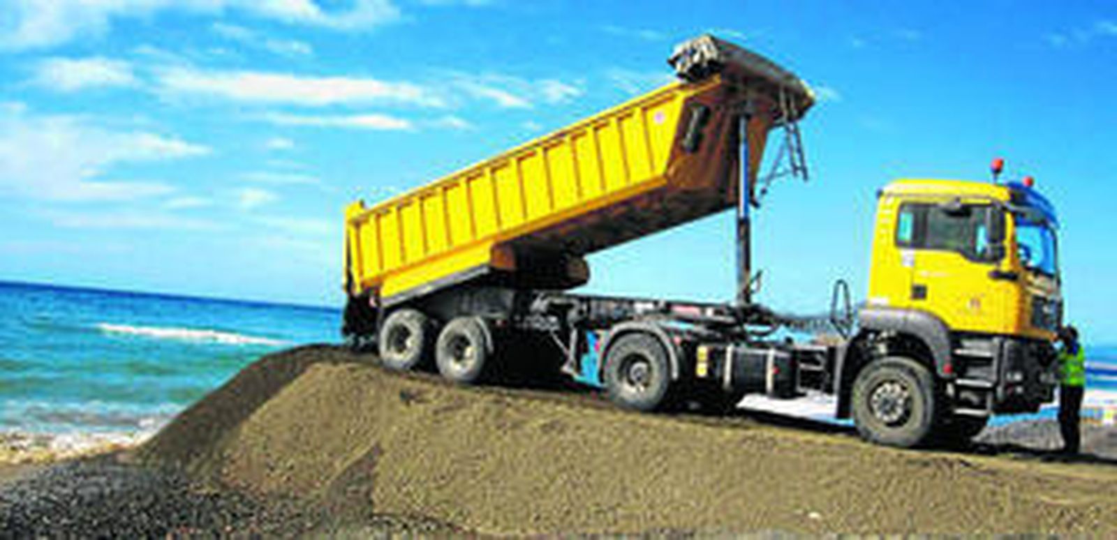 Un camión, ayer, en el inicio de las tareas de regeneración de la playa de Ferrara de Torrox.