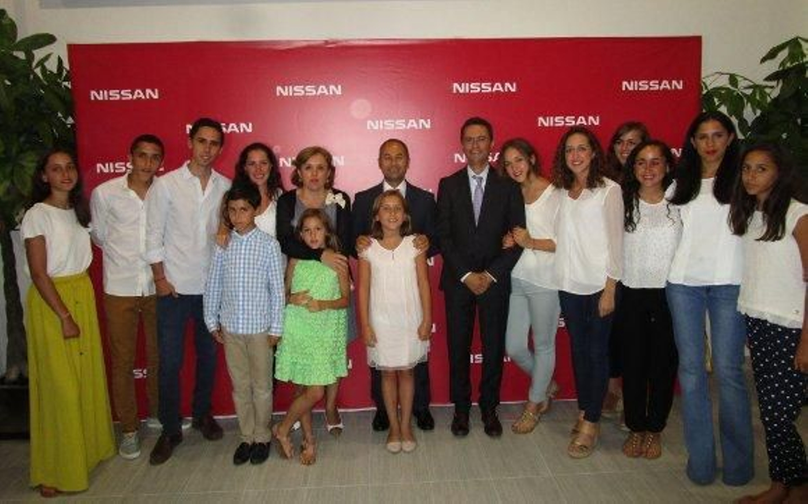 Antonio Jesús Gil con su mujer y sus trece hijos, durante el cóctel de inauguración del nuevo concesionario de Nissan , en Cádiz.


Foto: Ignacio Casas de Ciria