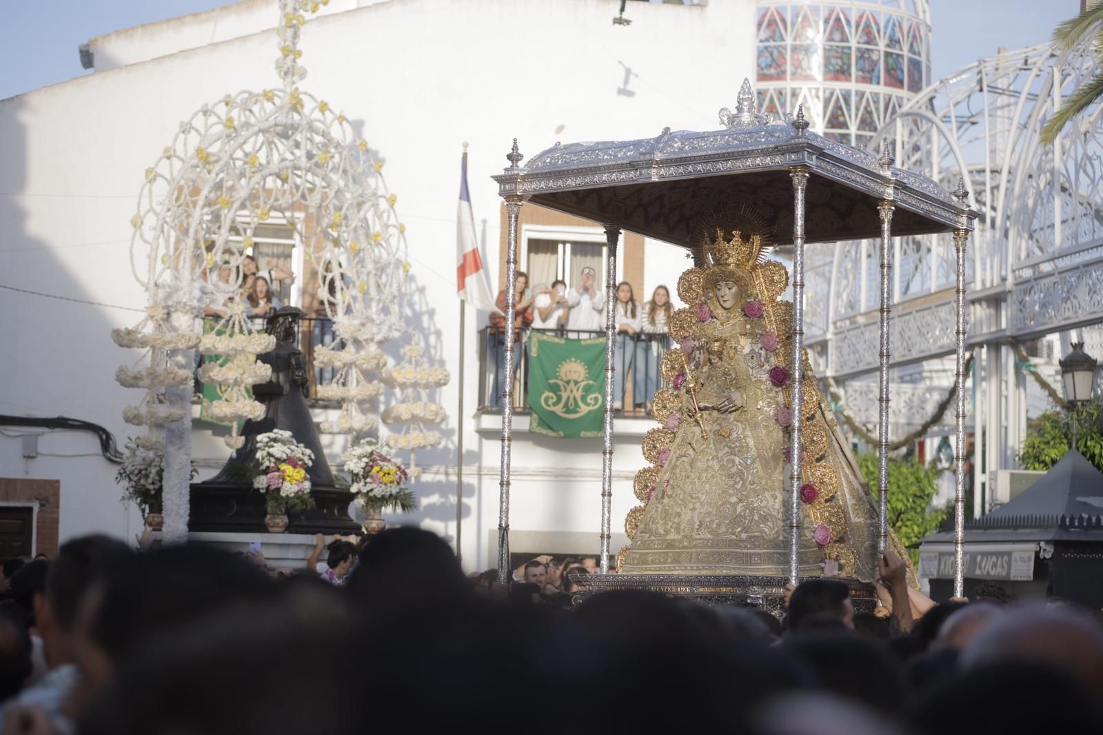 La Virgen del Rocío avanza por las calles de Almonte, en imágenes