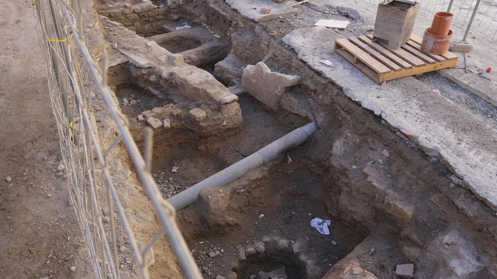 Detalle de los restos y las tuberías cruzadas