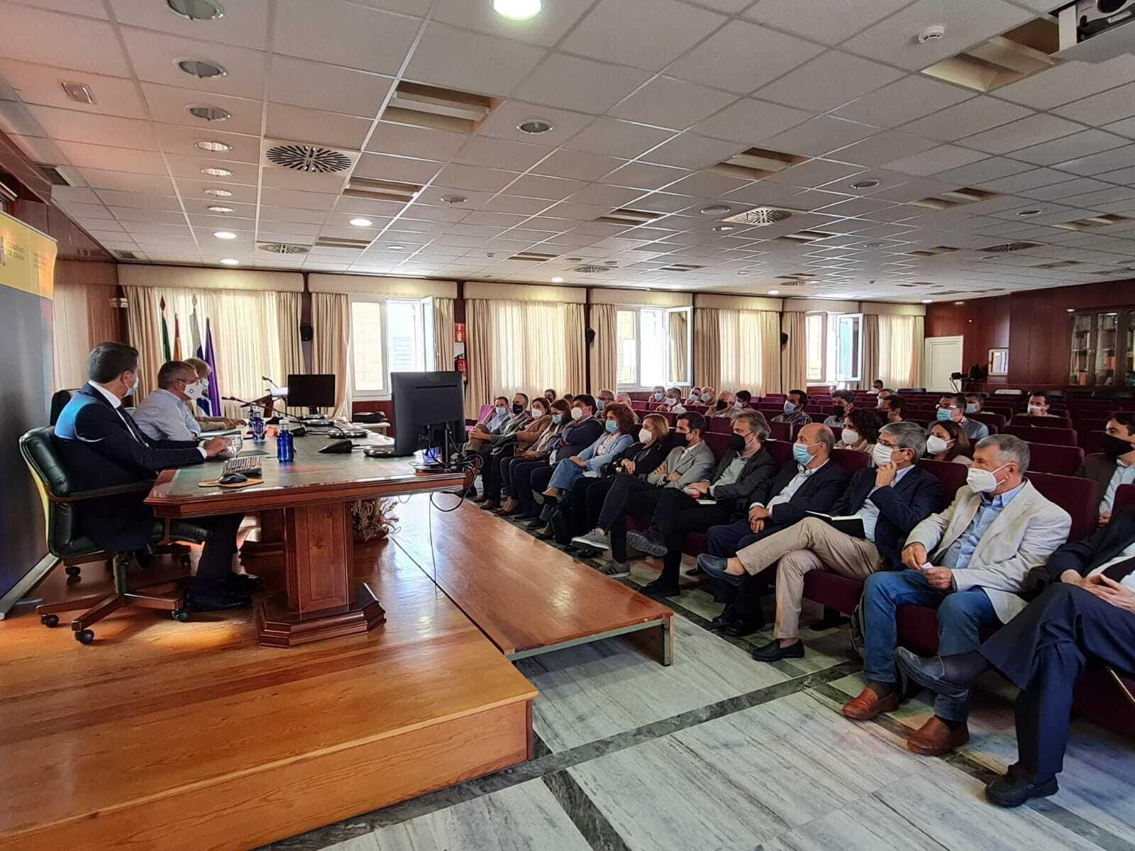 Imagen de la reunión mantenida ayer con los regantes y agentes socioeconómicos de Huelva.