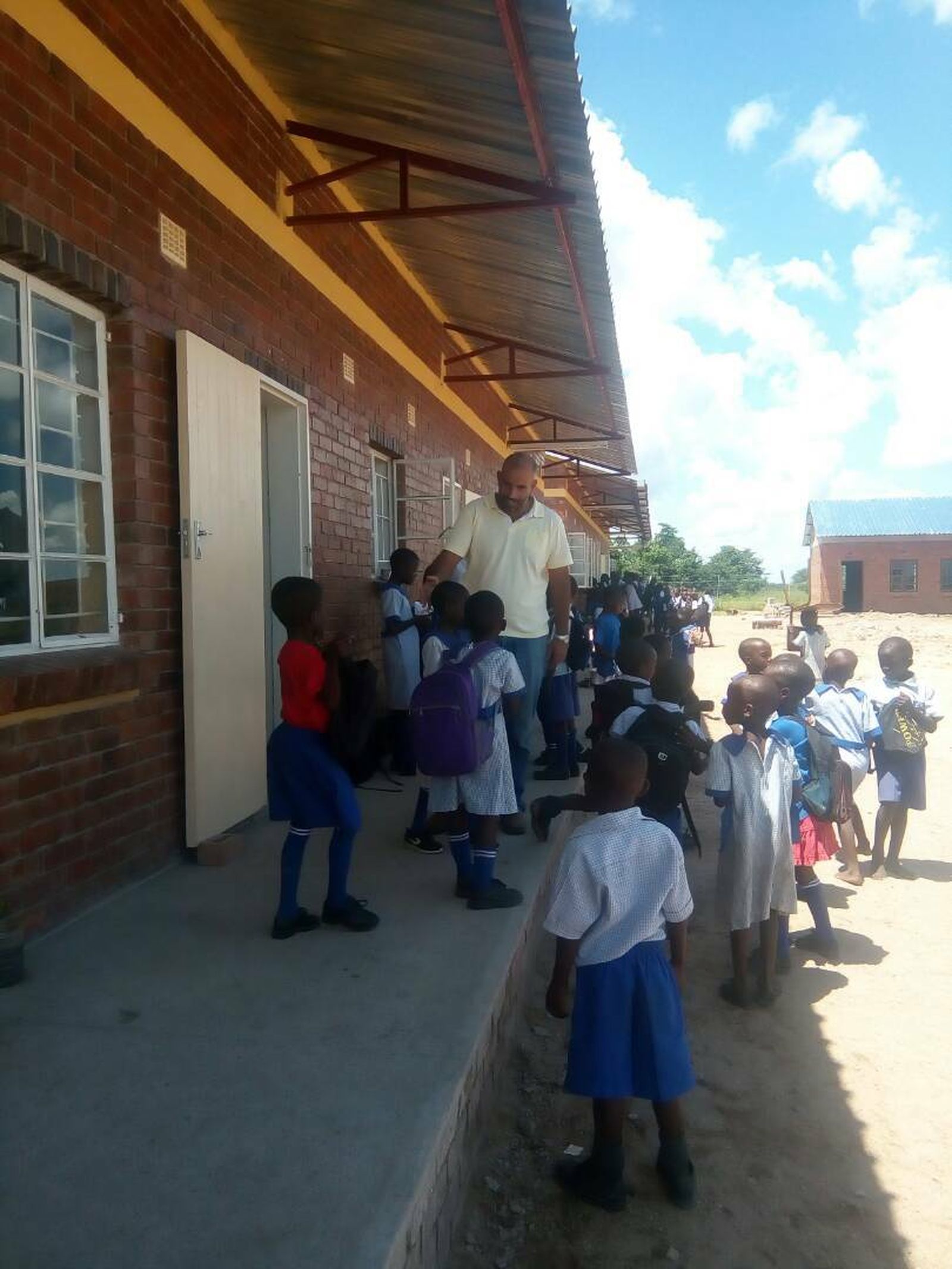 El misionero en el colegio del pueblo donde vive.