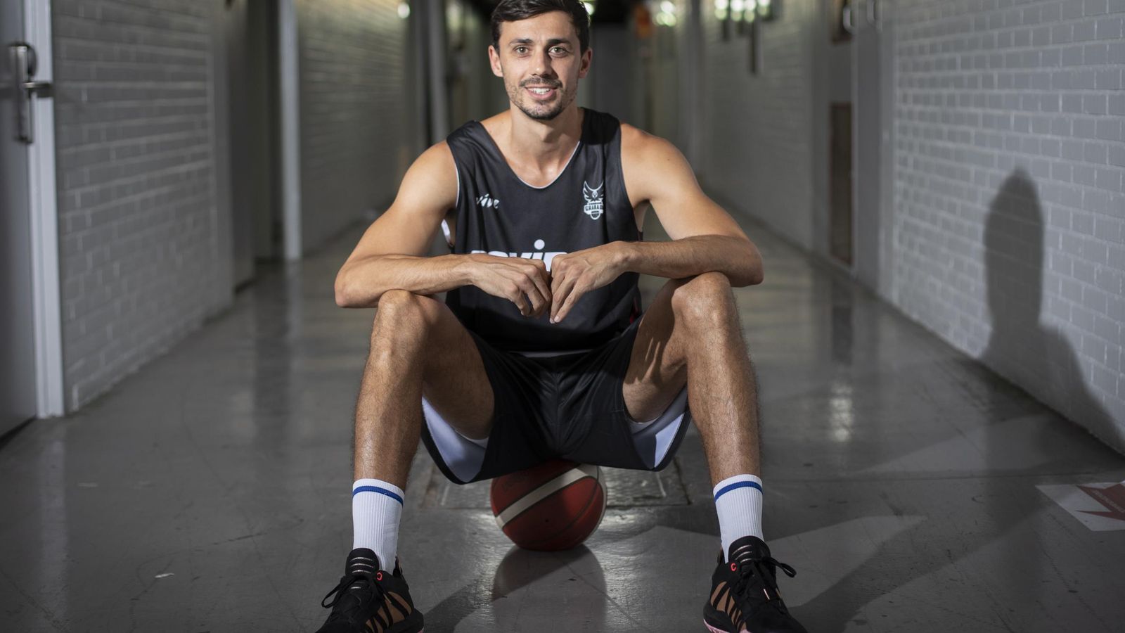 Pere Tomàs posa en los pasillos de la que es su nueva casa, el Palacio de Deportes.