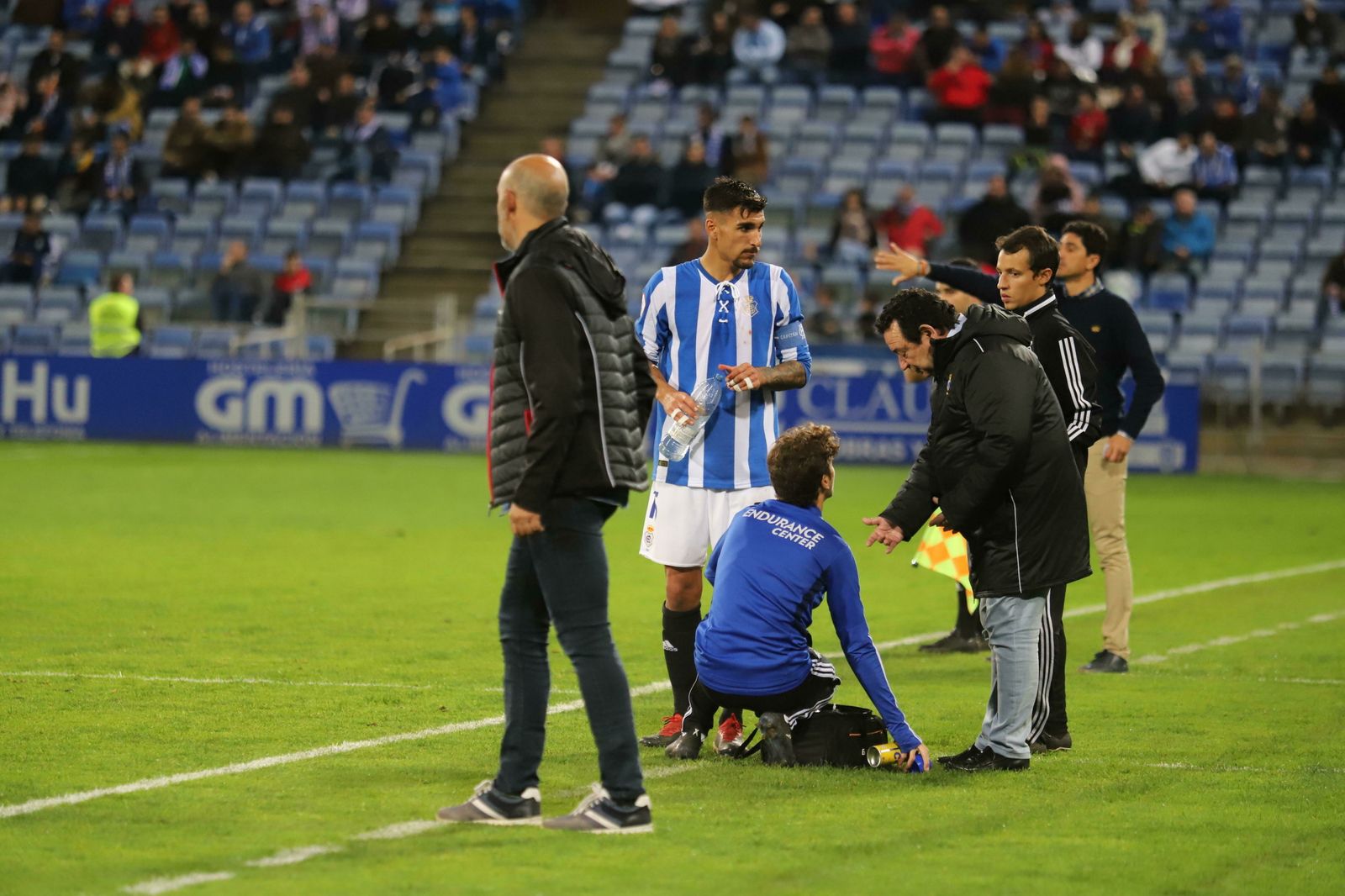 Monteagudo sigue atento el juego mientras Diego Jiménez es atendido, ante el Cádiz B.