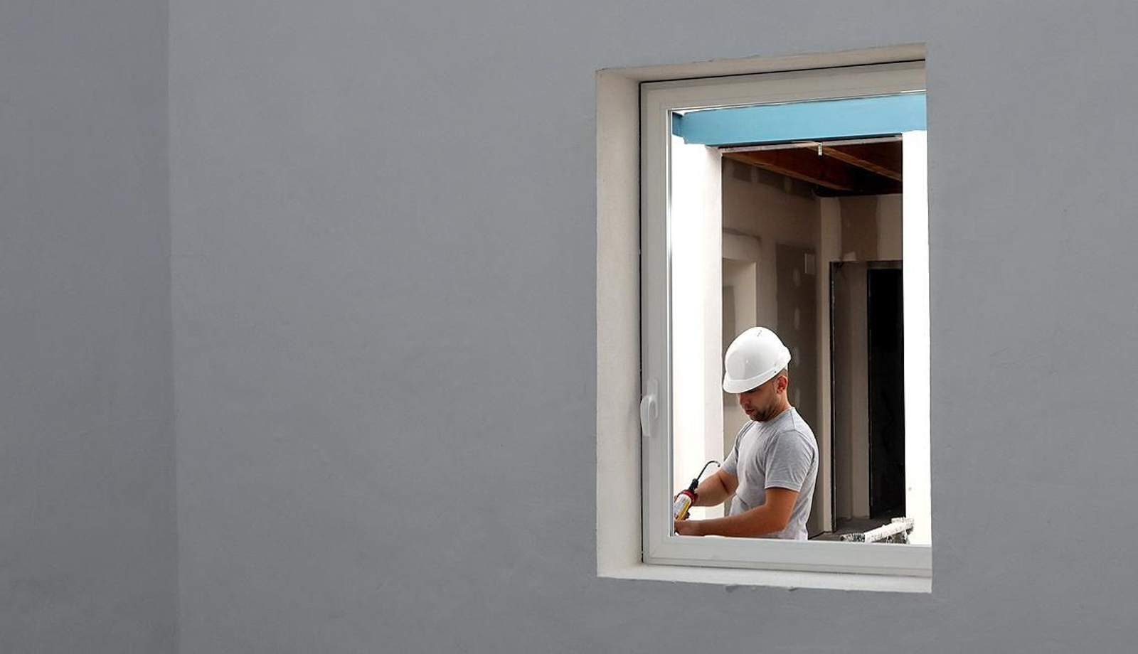 Un obrero trabaja en la rehabilitación de una vivienda.