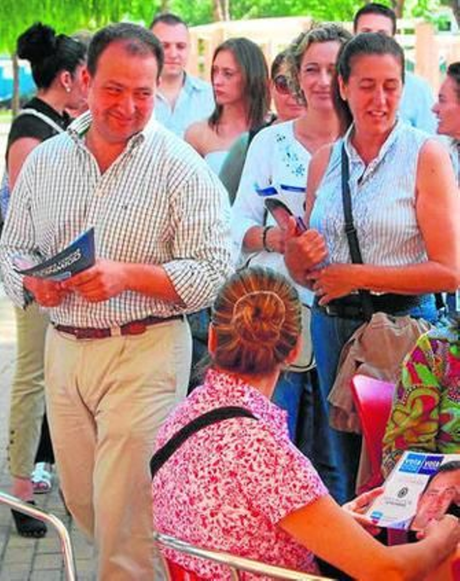 David Toscano entrega propaganda electoral.