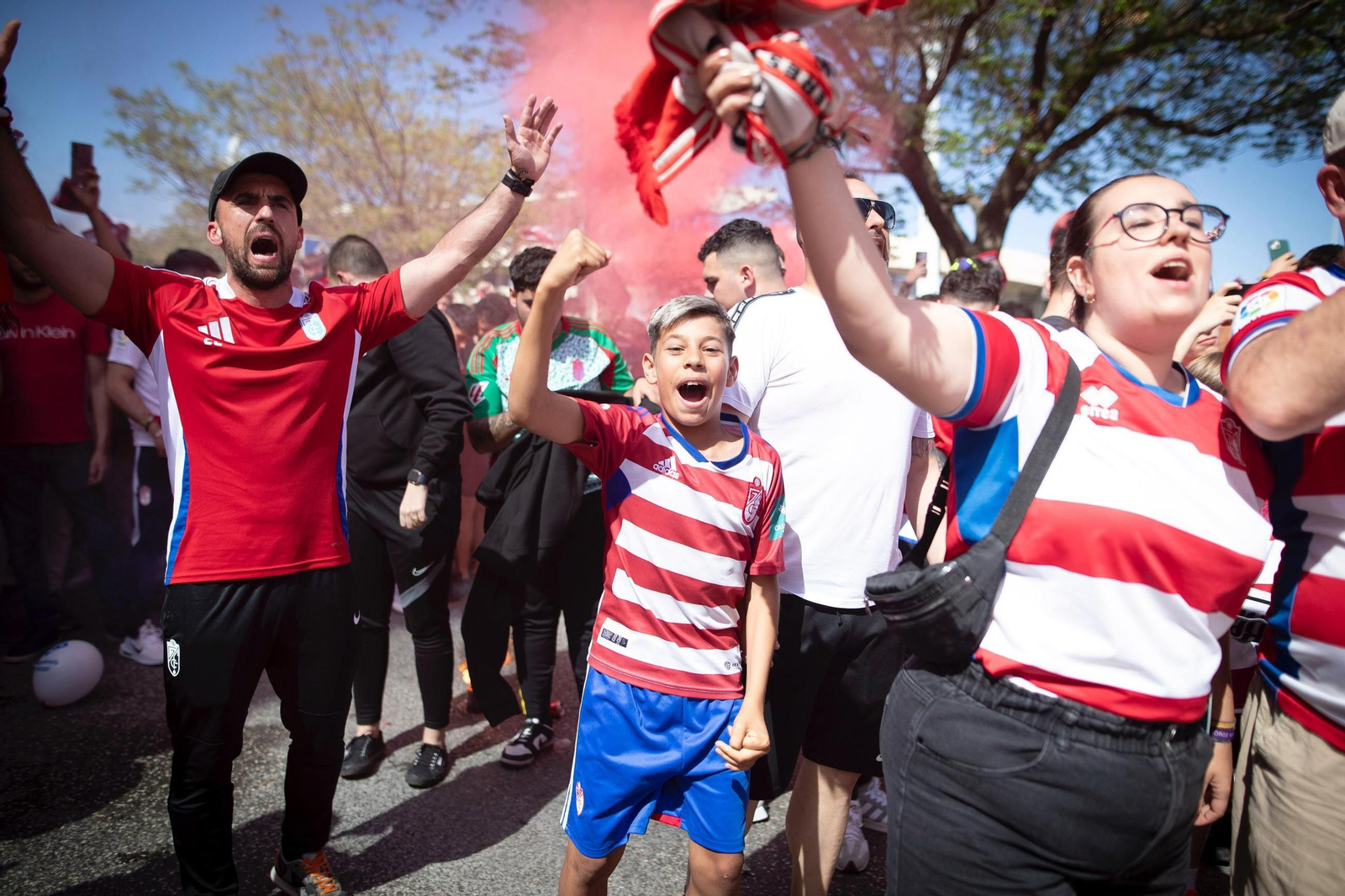 Encuéntrate en la grada de Los Cármenes en el partido del Granada CF-Elche