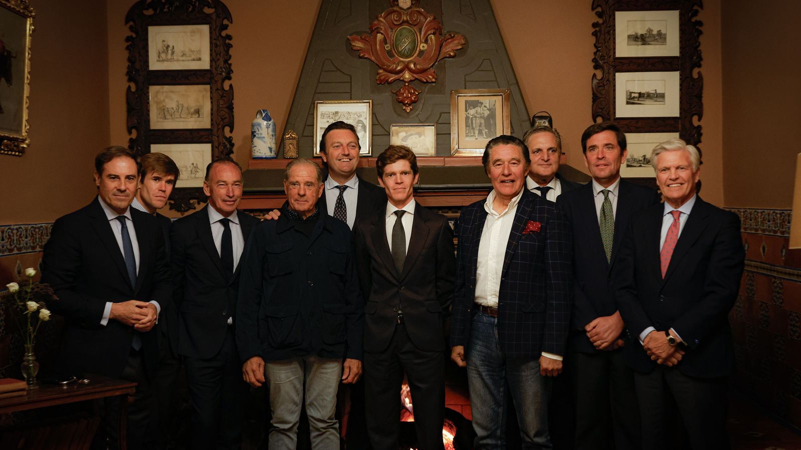 El diestro de Espartinas rodeado de los toreros presentes en la presentación de su gesto madrileño.