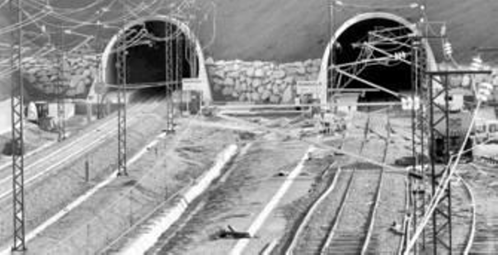 Un grupo de obreros ultima los trabajos de reparación e instalación de catenarias en el túnel Este del Valle de Abdalajís. Un grupo de obreros ultima los trabajos de reparación e instalación de catenarias en el túnel Este del Valle de Abdalajís.