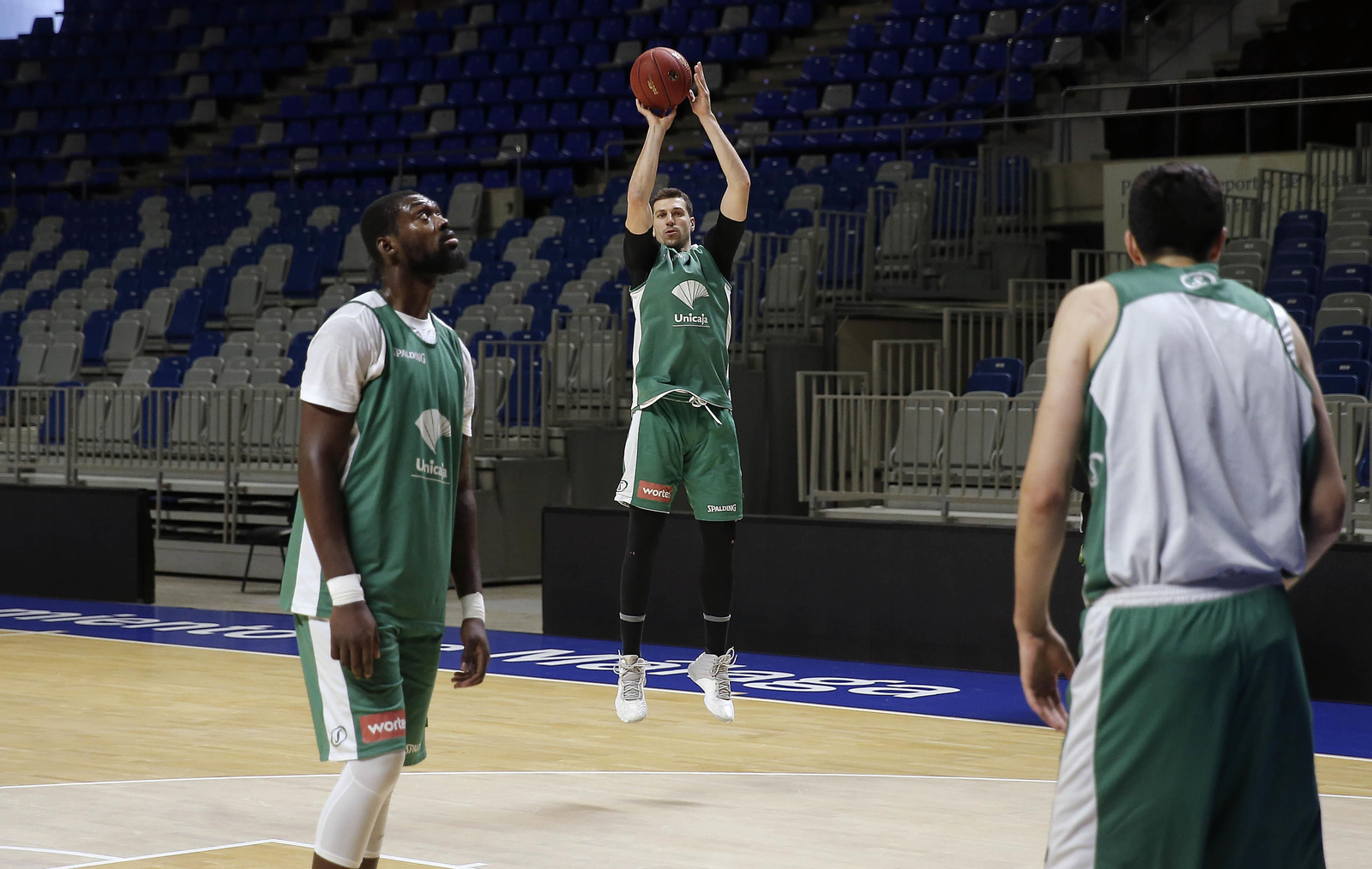Dragan Milosavljevic lanza a canasta en un entrenamiento. Dragan Milosavljevic lanza a canasta en un entrenamiento.