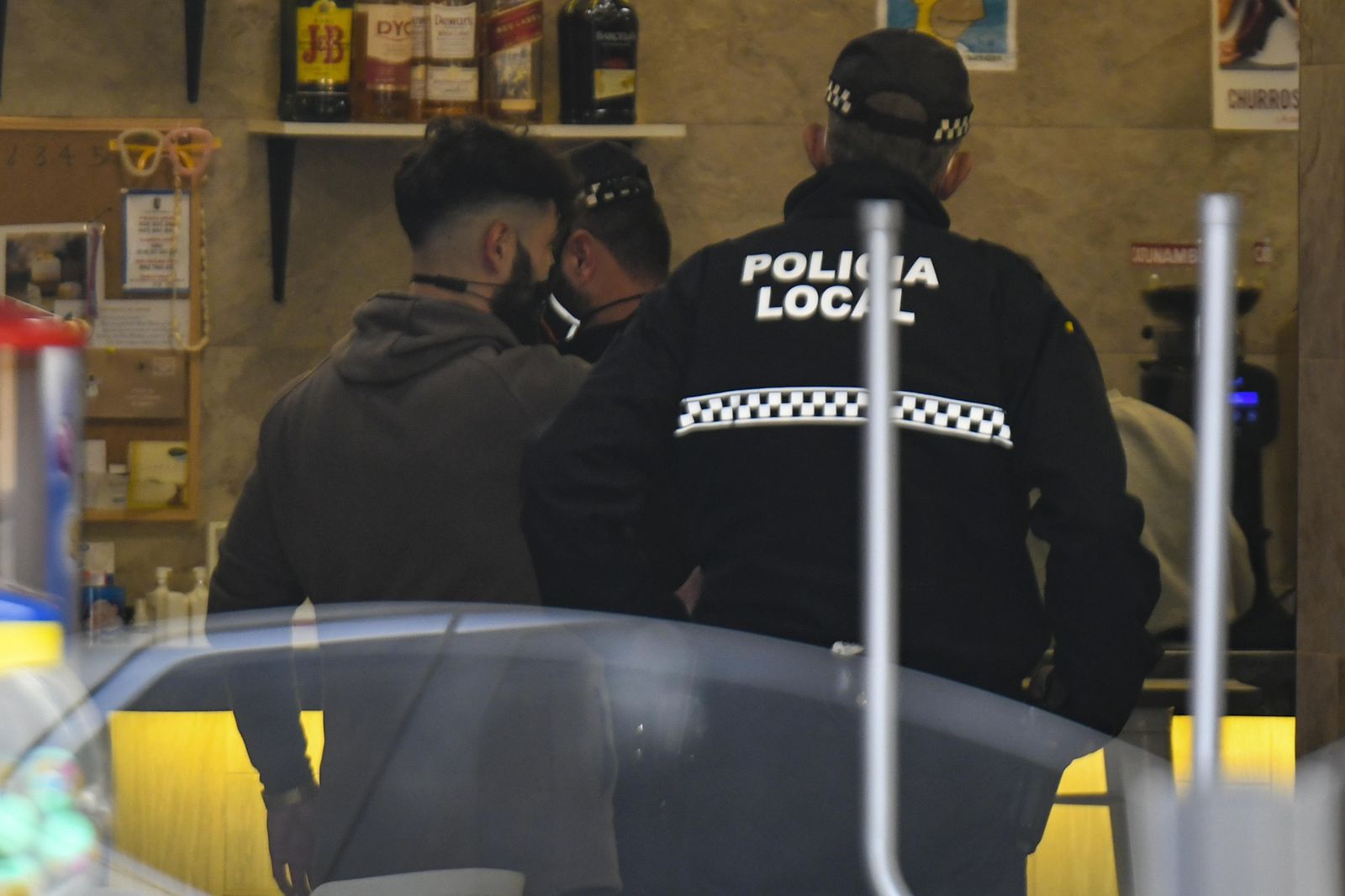 Fotos: Así ha sido la redada de la Policía Local y la Guardia Civil en un bar de Ogíjares que incumplía las restricciones