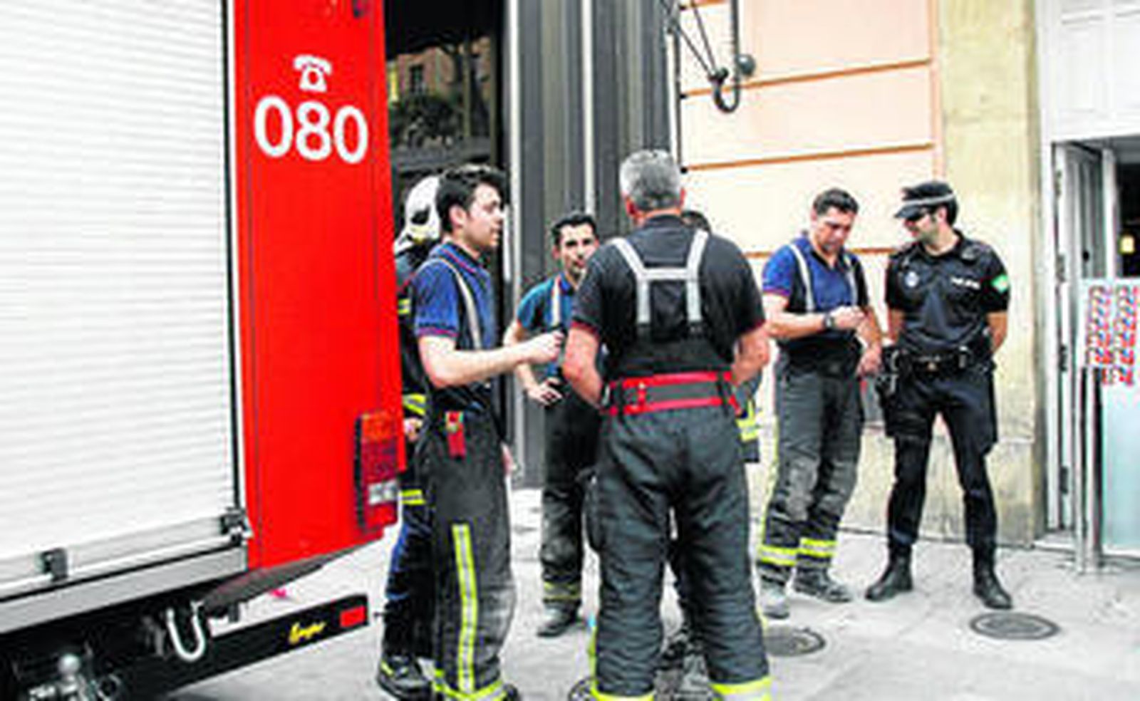 Un grupo de bomberos, ayer, a las puertas del Gran Teatro.