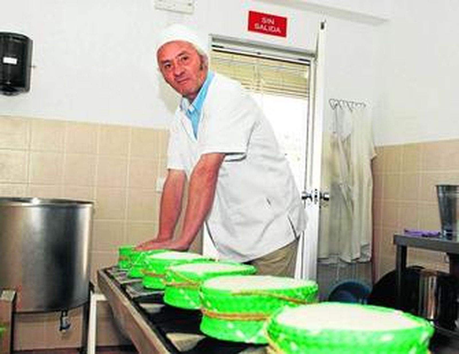 El ganadero Agustín Piña acaba de abrir un pequeño despacho, la cuarta quesería en Villaluenga, para vender queso de cabra.