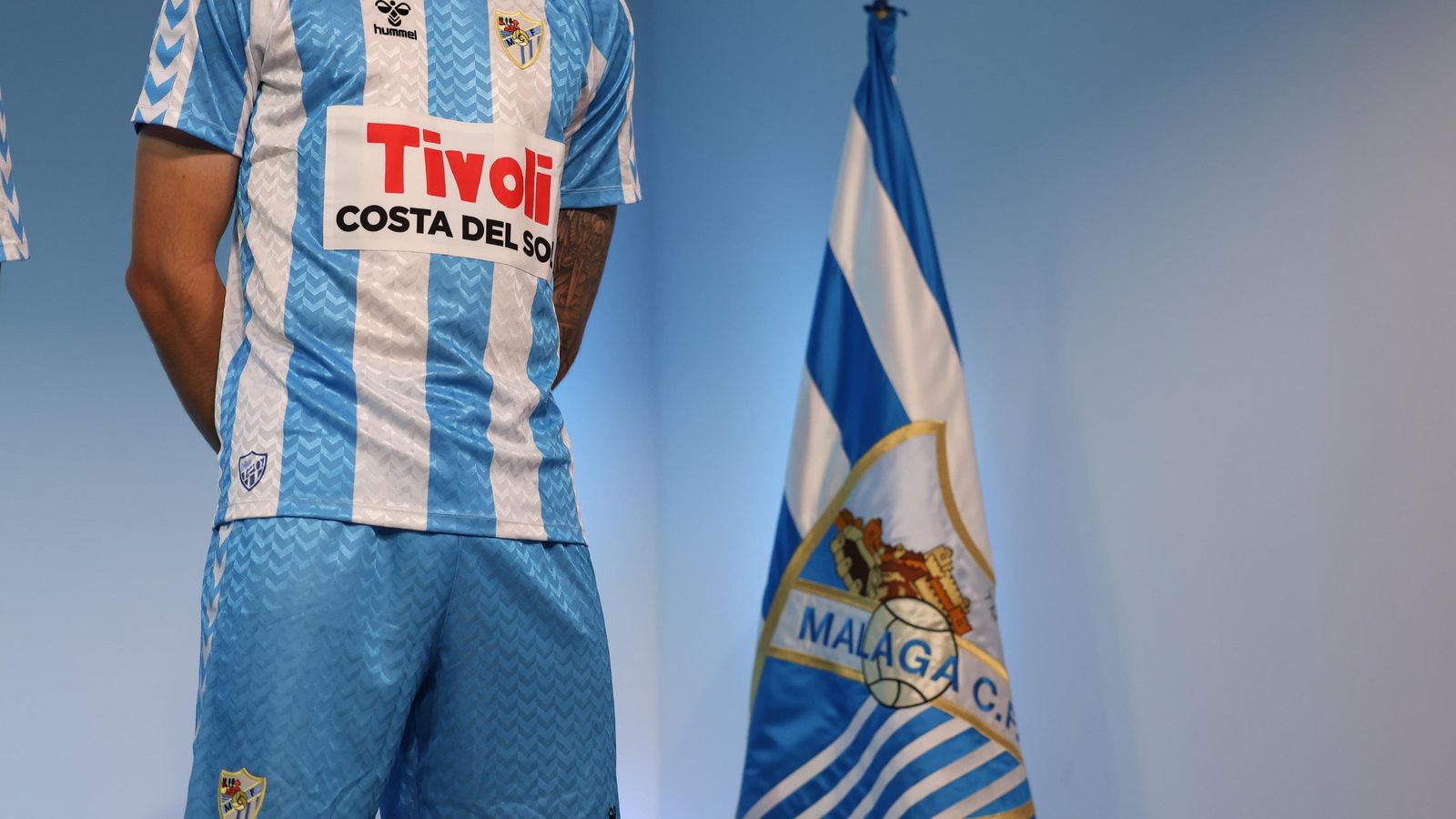 La camiseta retro del Málaga toma La Malagueta