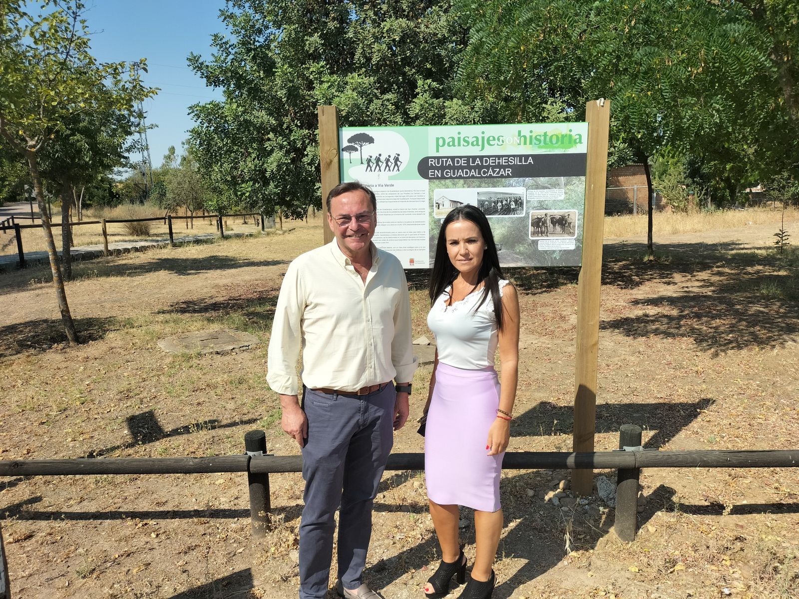 Visita al inicio de la Ruta de la Dehesilla, en Guadalcázar.