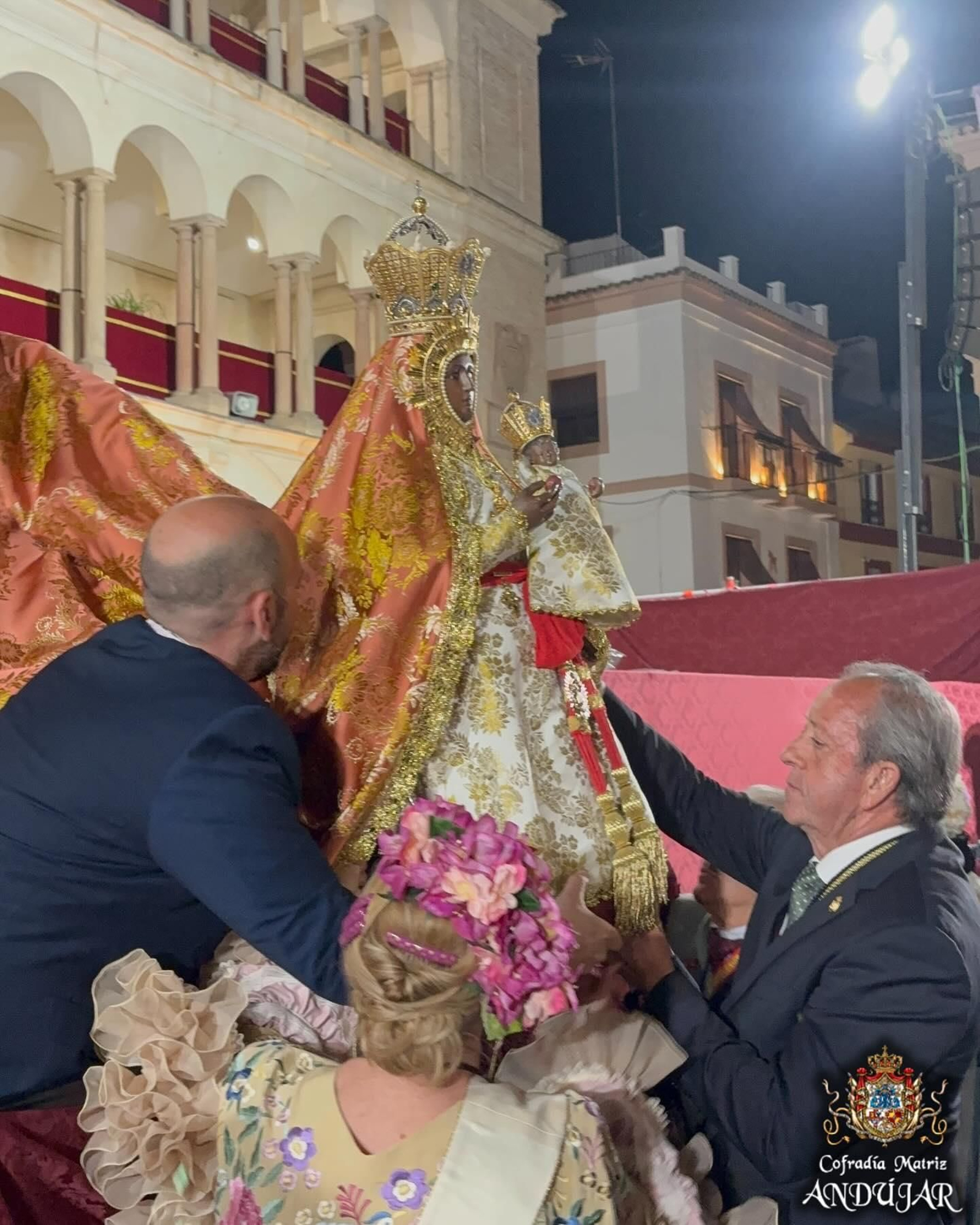 Las flores a La Morenita llenan de color las calles de Andújar, en imágenes