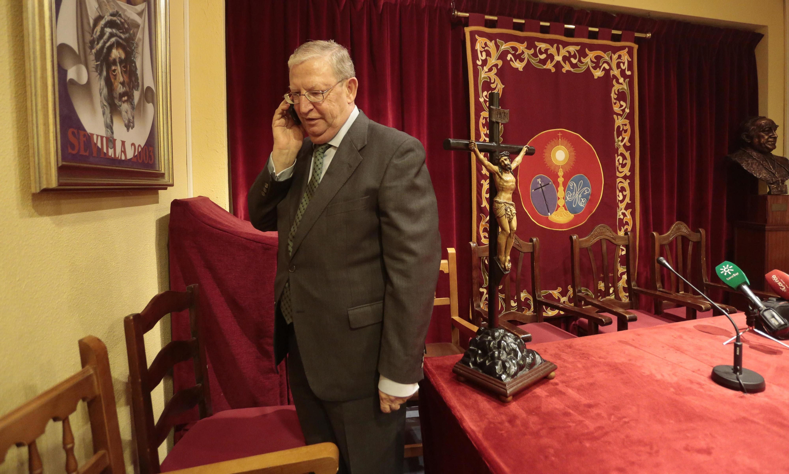 Paco Vélez atiende una llamada de teléfono tras ser elegido presidente del Consejo.
