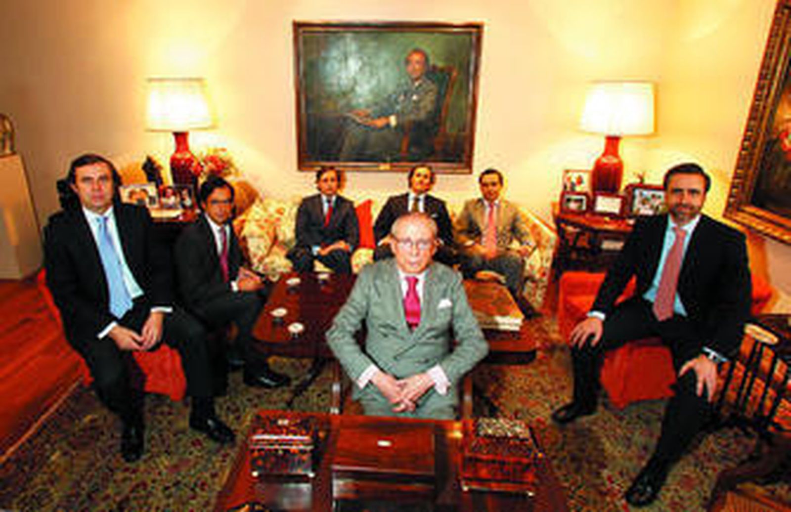 José María Ruiz-Mateos, rodeado de sus hijos varones, en el salón de su casa de Somosaguas, en Madrid, en el año 2010.