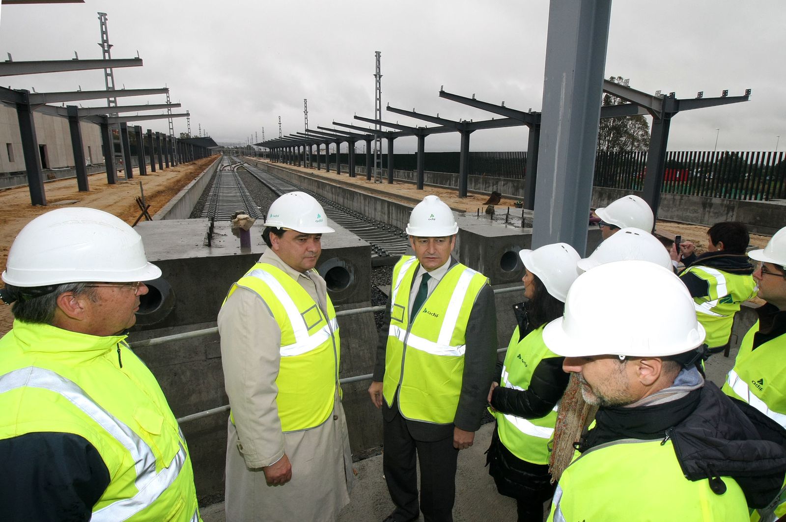 El alcalde de Huelva, Gabriel Cruz, con el delegado del Gobierno en Andalucía, Antonio Sanz, en las obras de la nueva estación en 2017.