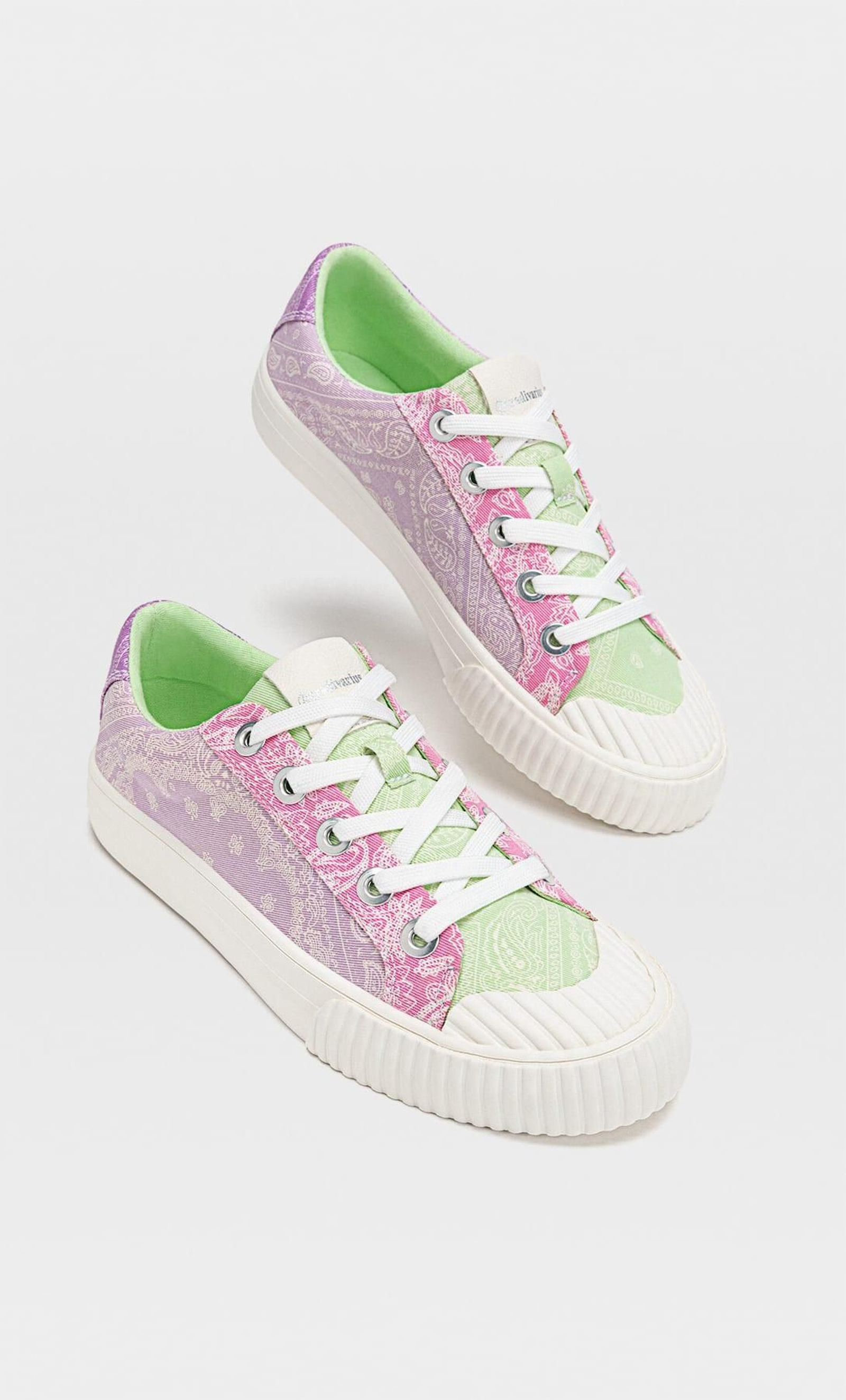 Las zapatillas de pañuelo de Stradivarius.