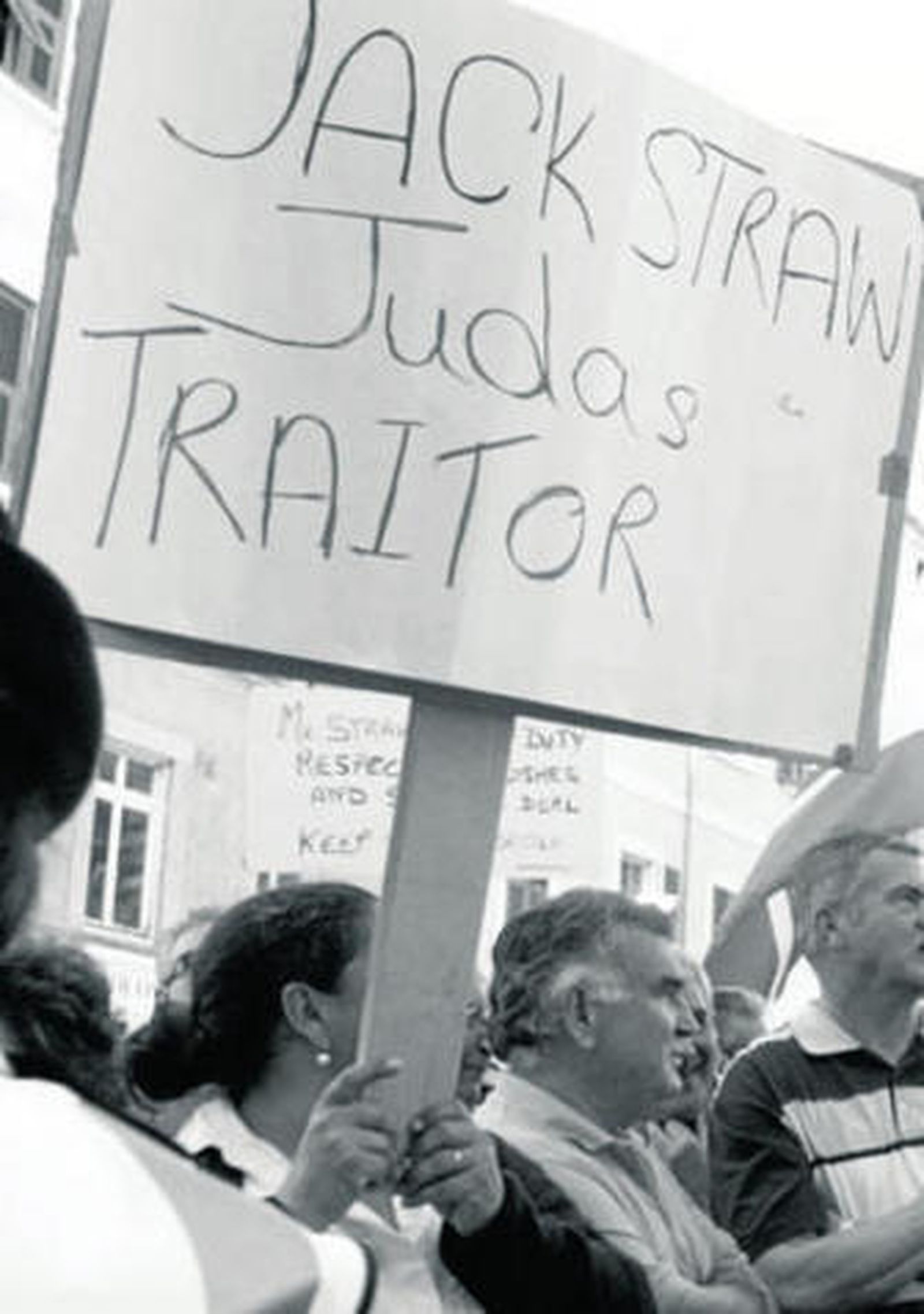 El canciller fuertemente escoltado no rehuyó el contacto con los manifestantes a pesar de los insultos.