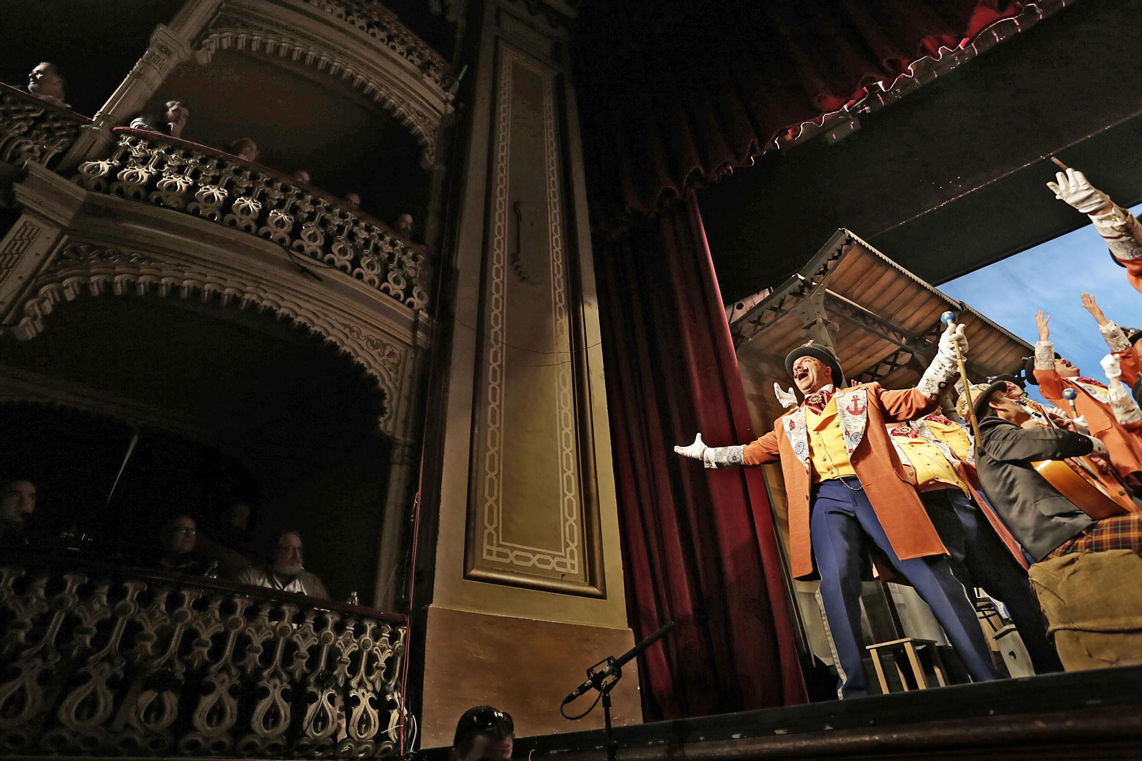 El coro de Faly Pastrana, vigente primer premio con 'La vuelta a Cádiz en 80 mundos'.