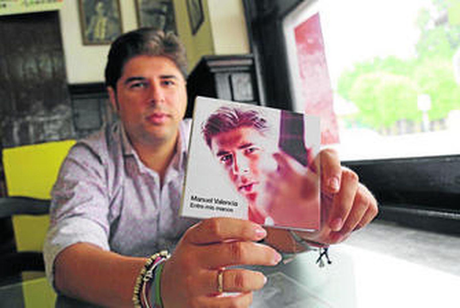 Manuel Valencia posa junto a su disco, 'Entre mis manos', en la entrevista realizada en el Bar Volapié de La Asunción.