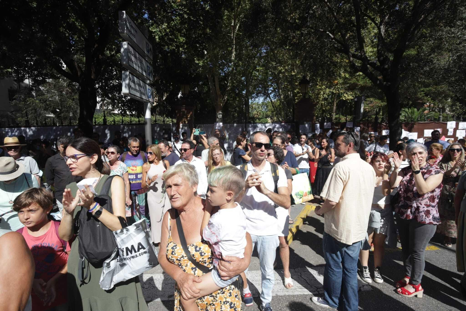 Los ciudadanos, concentrados frente al parque, este sábado.