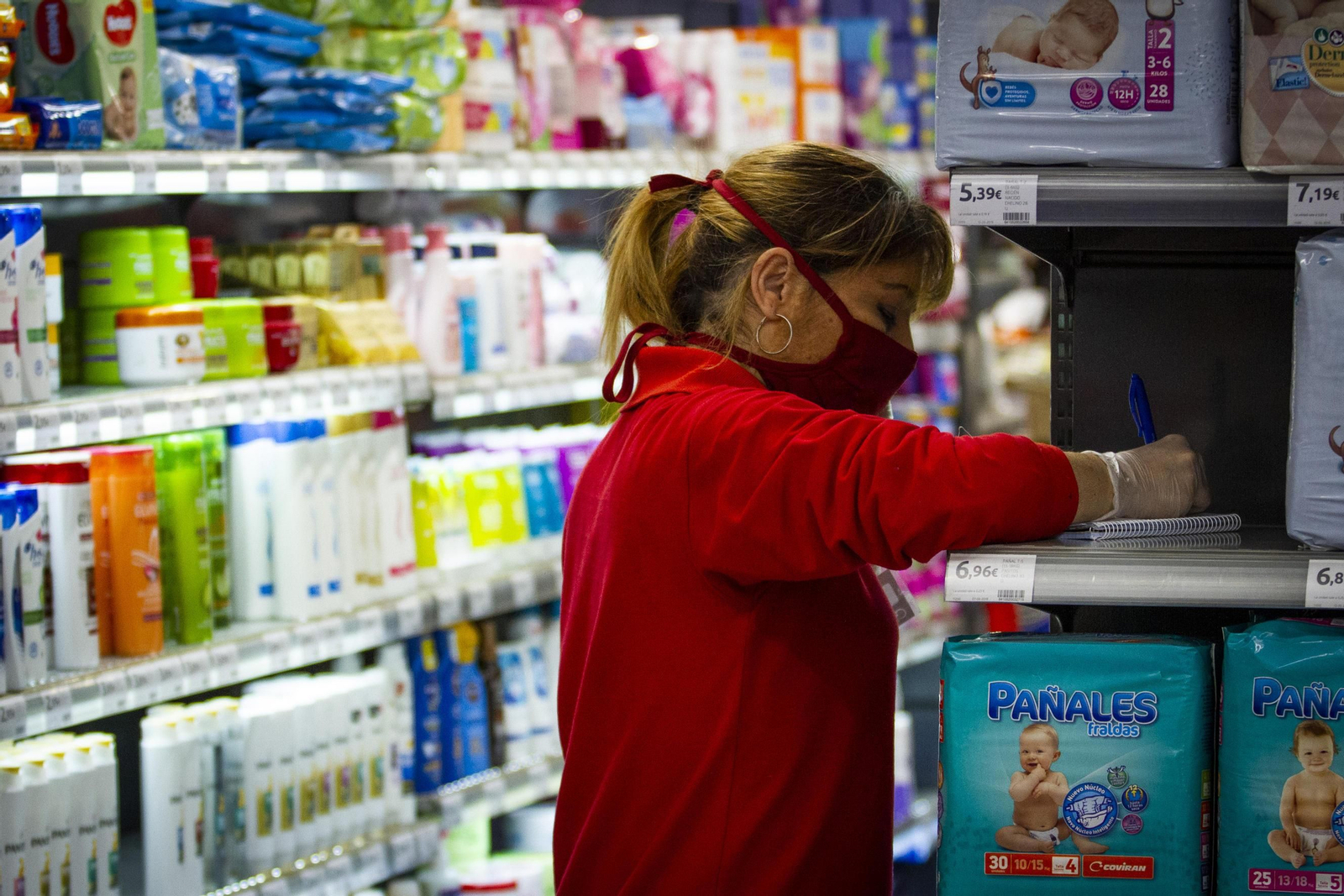 Una mujer realiza trabajos en un establecimiento.