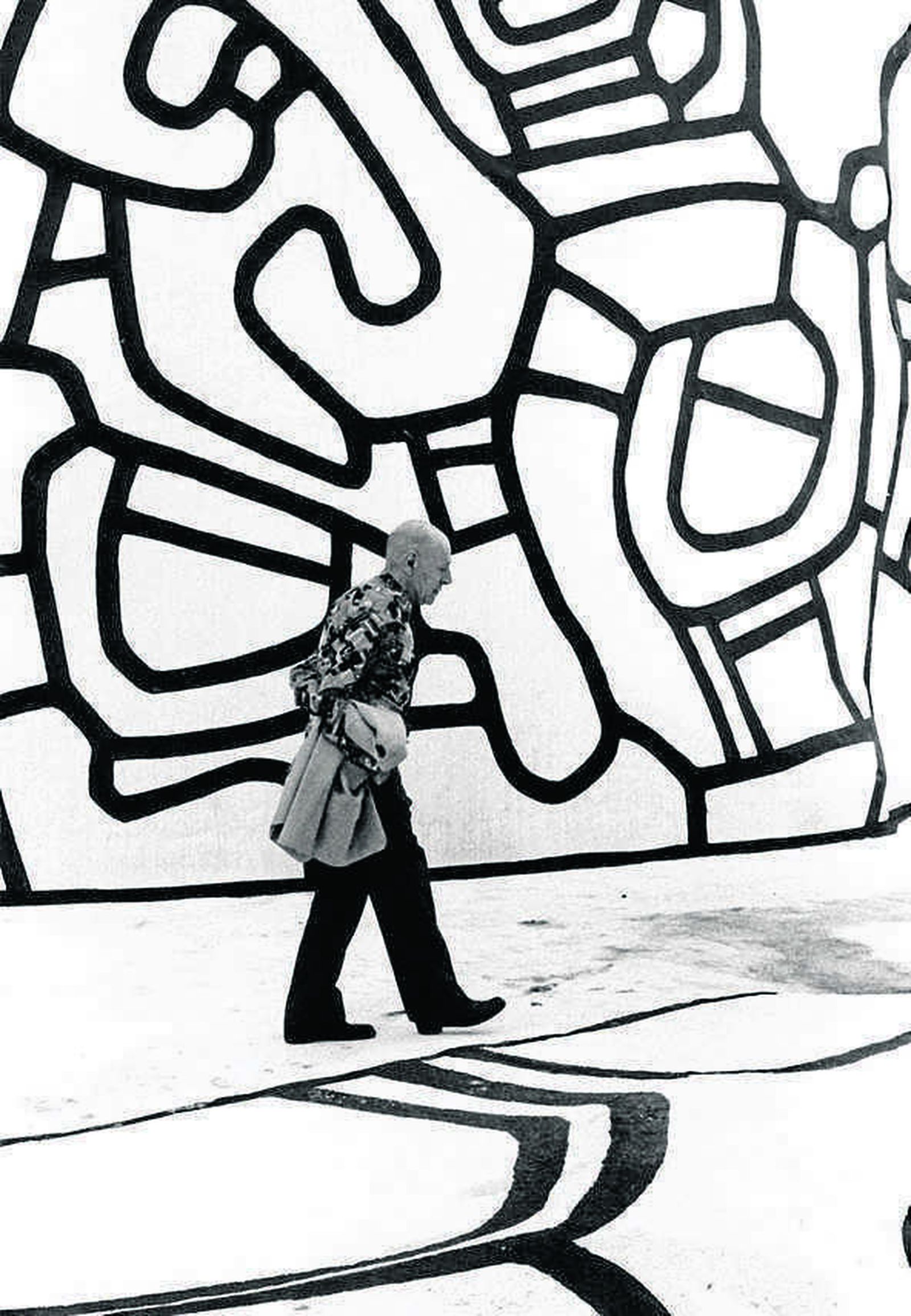 Jean Dubuffet, en el montaje de una exposición en 1973.