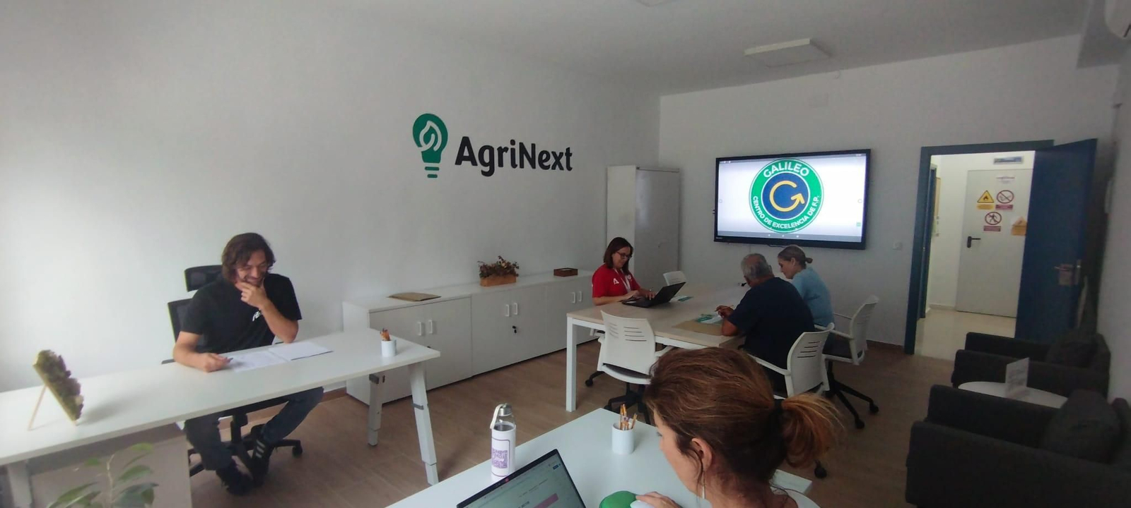 Personas trabajando en la incubadora.