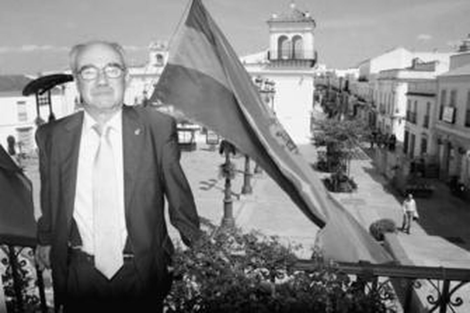 Juan Antonio Millán en el balcón del Ayuntamiento, dice que se encuentra feliz en su pueblo atendiendo a sus necesidades.