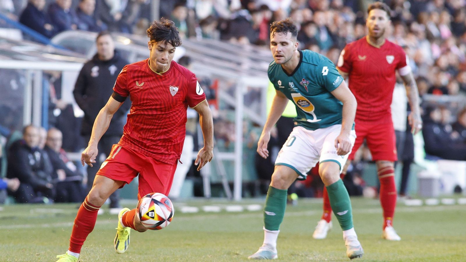 Oliver Torres avanza con el balón.