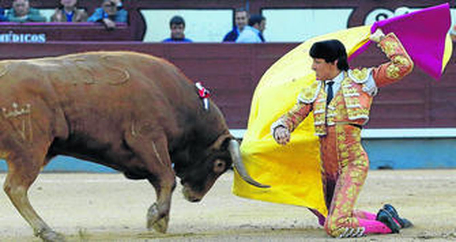 Andrés Roca Rey, en una larga cambiada de rodillas a su segundo toro.