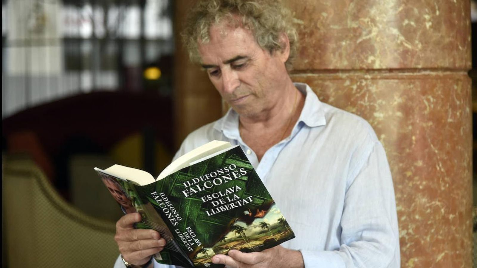 Ildefonso Falcones con su última novela.