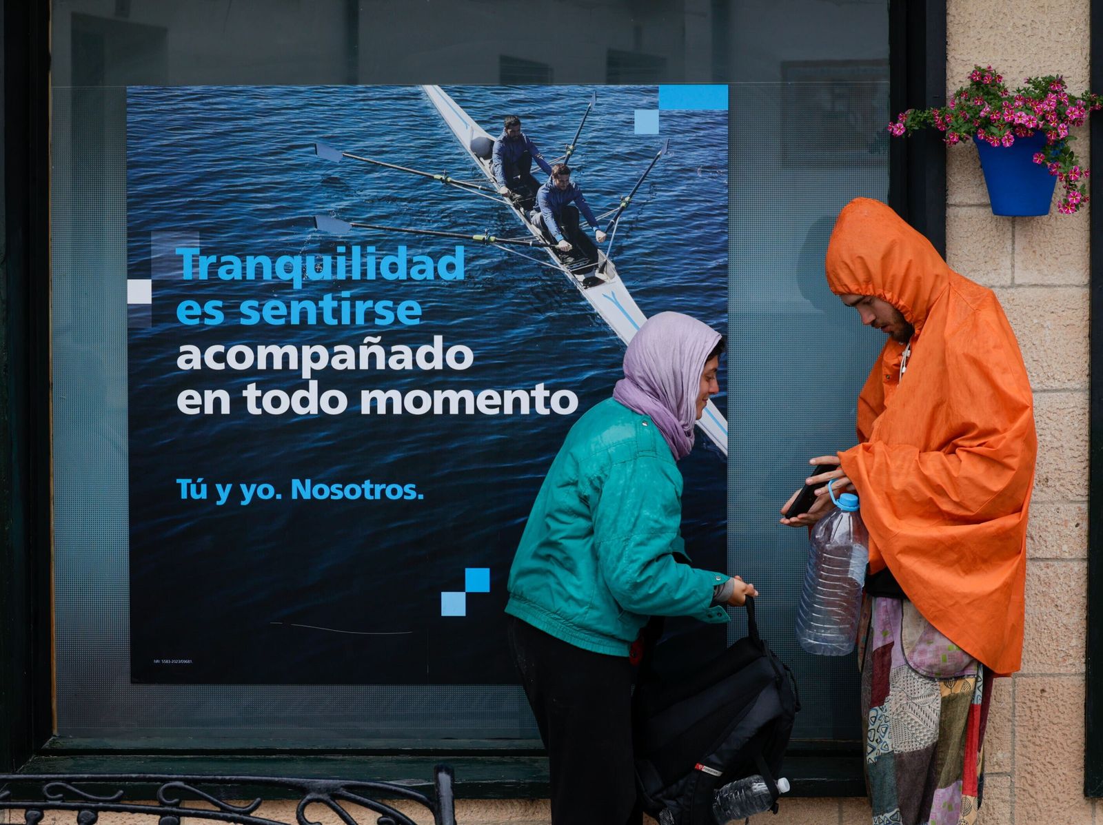 Dos miembros de la comuna en una oficina bancaria.