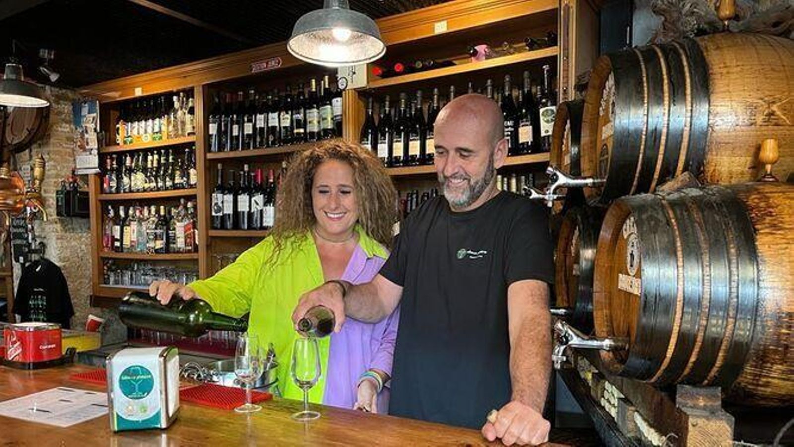 Luz y Jaime, propietarios del Tabanco Plateros en el interior del local. Luz y Jaime, propietarios del Tabanco Plateros en el interior del local.