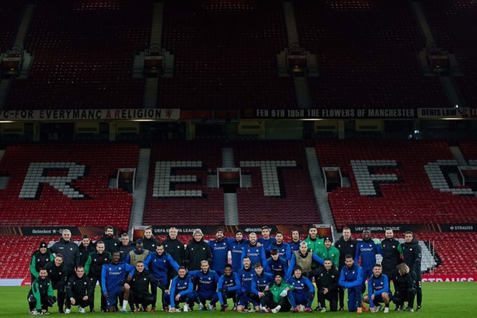 La expedición bética posa en Old Trafford en el entrenamiento vespertino de yer.