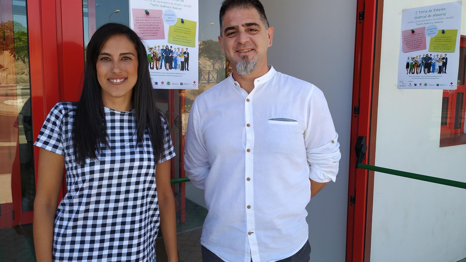 El concejal de Empleo de Huércal de Almería, Arturo Torres, y la coordinadora de la Feria, Patricia Escámez, abren las puertas del Teatro Auditorio