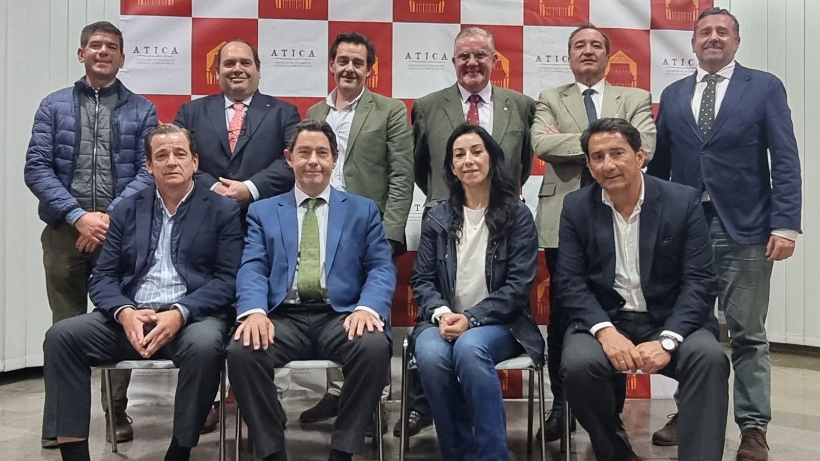 Foto de familia de la junta directiva de la asociación.
