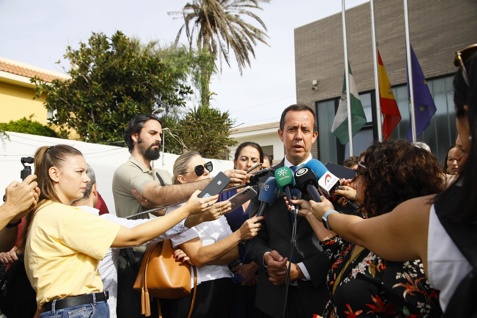 Las imágenes de la concentracion por el asesinato de Maria Nieves GP en la residencia del Zapillo en Almería