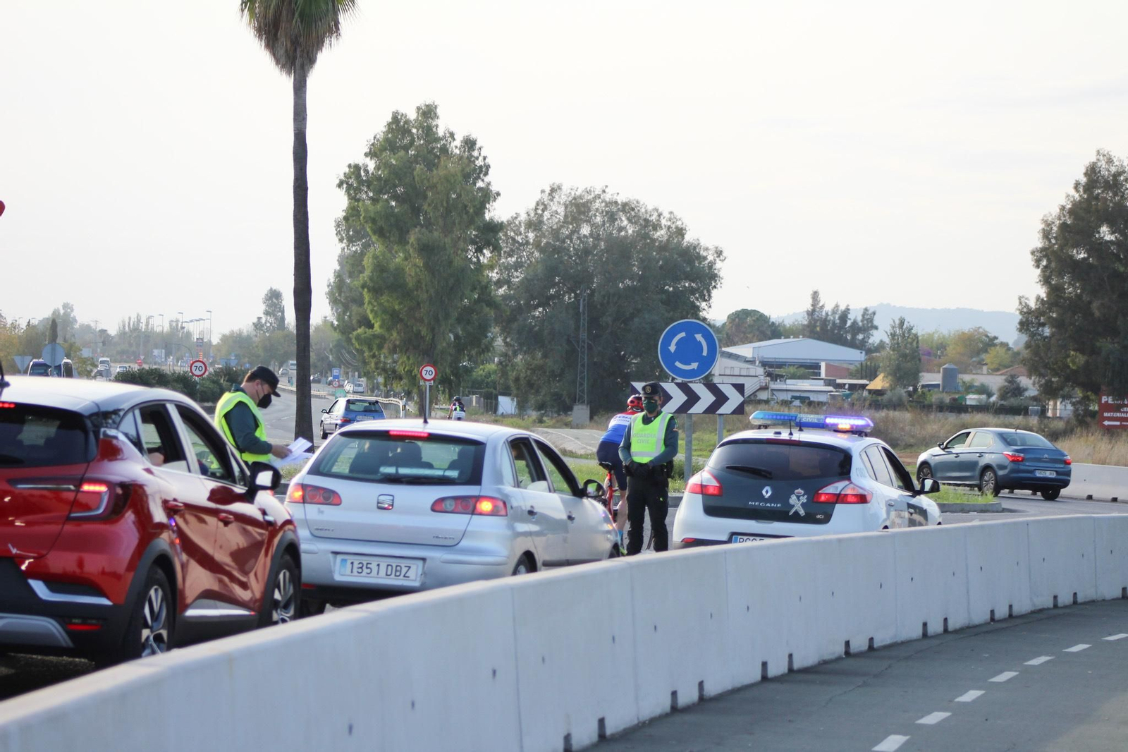 El control de la Policía a la salida de Córdoba, en fotografías