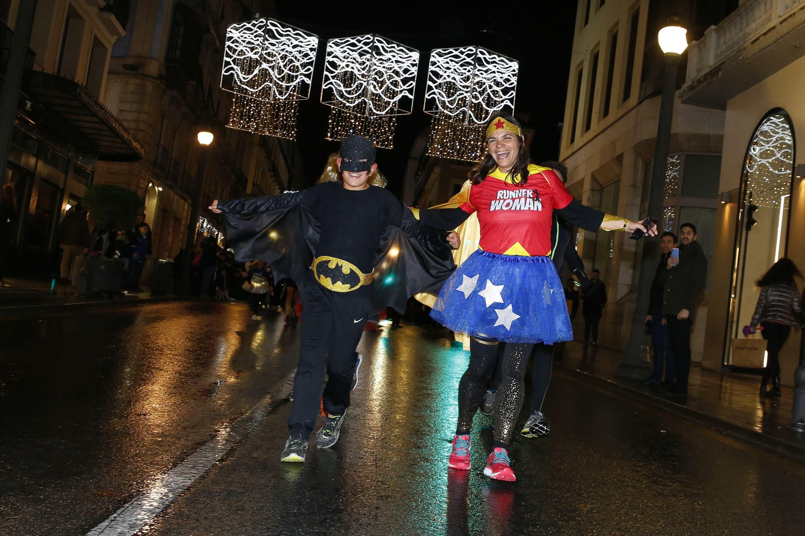 Las imágenes de los mejores disfraces en la Carrera de la Suerte de Granada