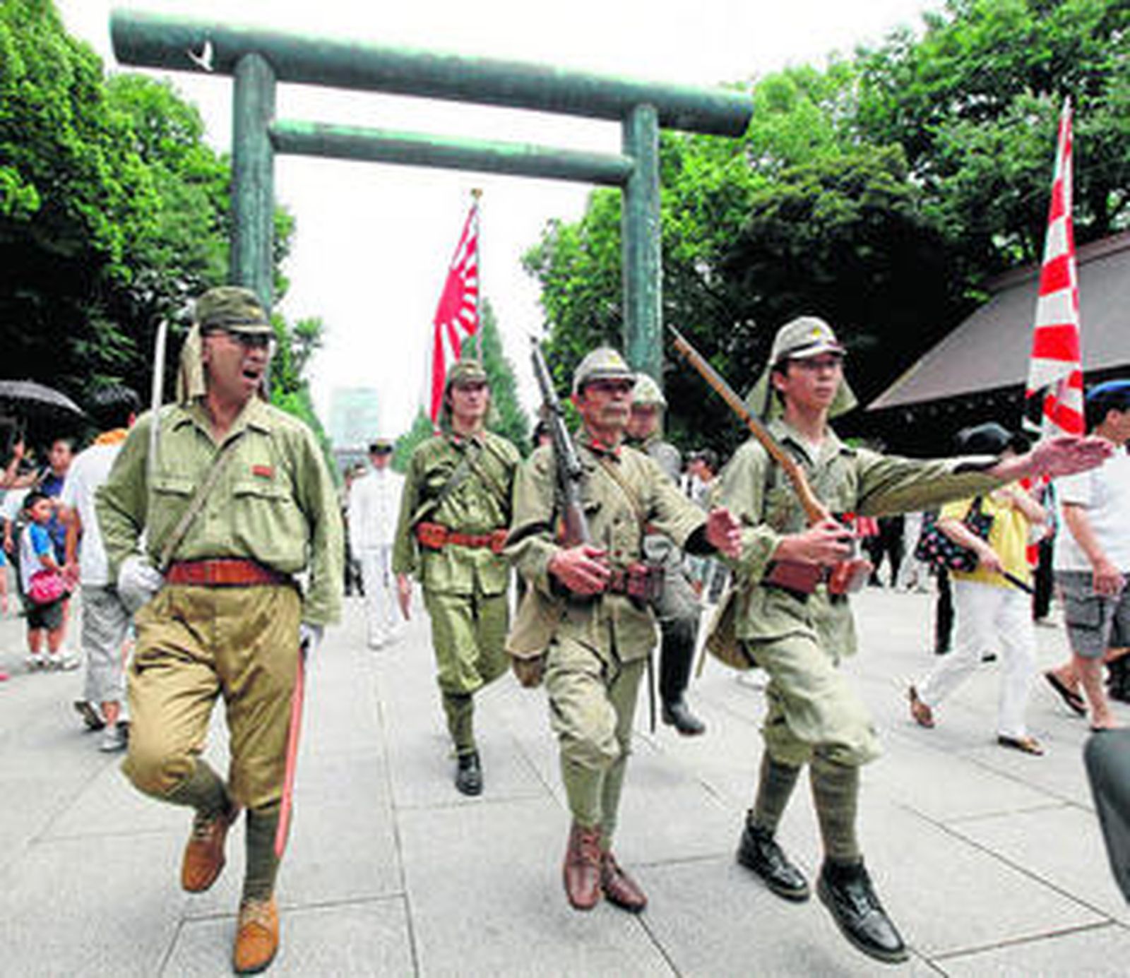 Nostálgicos del imperialismo japonés, ayer en el polémico santuario de Yasukuni.
