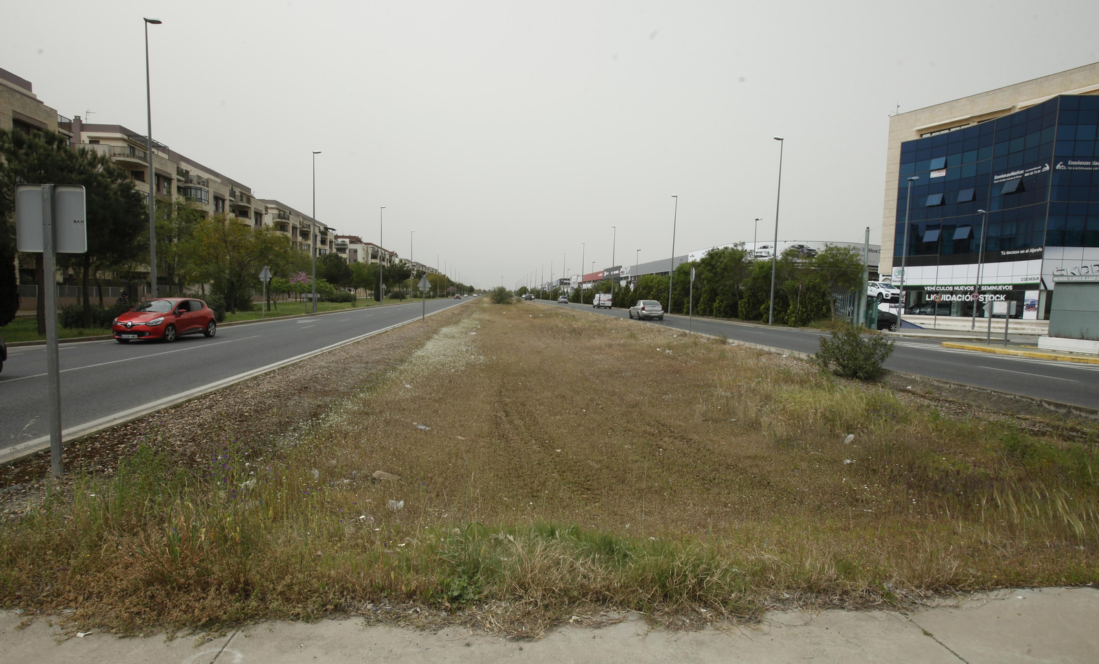 La plataforma reservada para el transporte público en la carretera A-8068, entre Mairena y Bormujos.