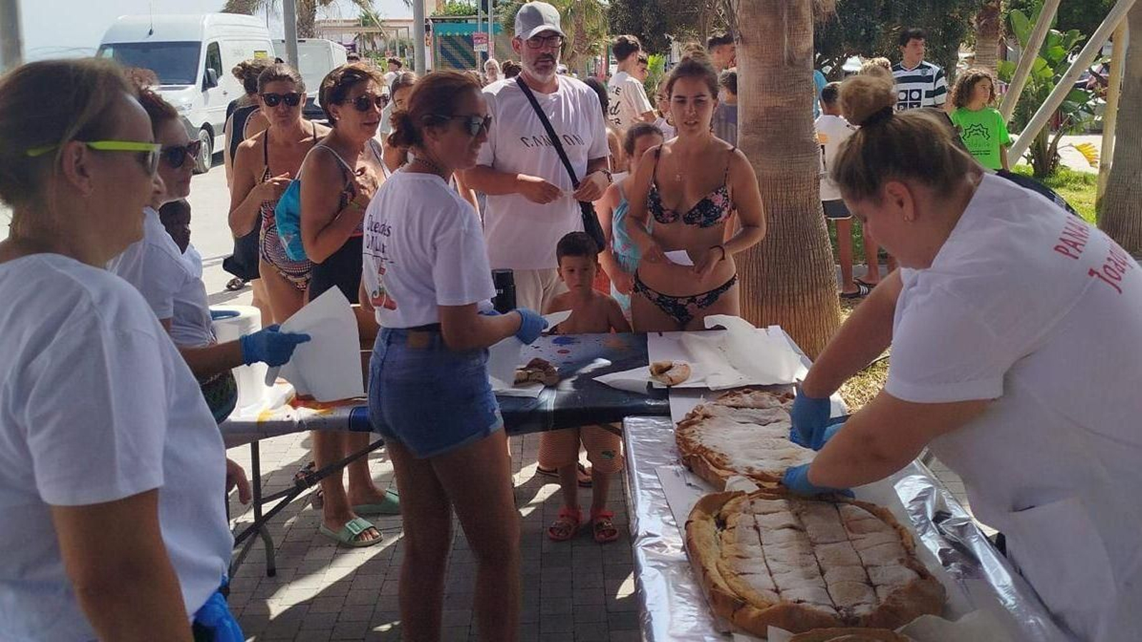 Han repartido más de 400 trozos de torta de chocolate